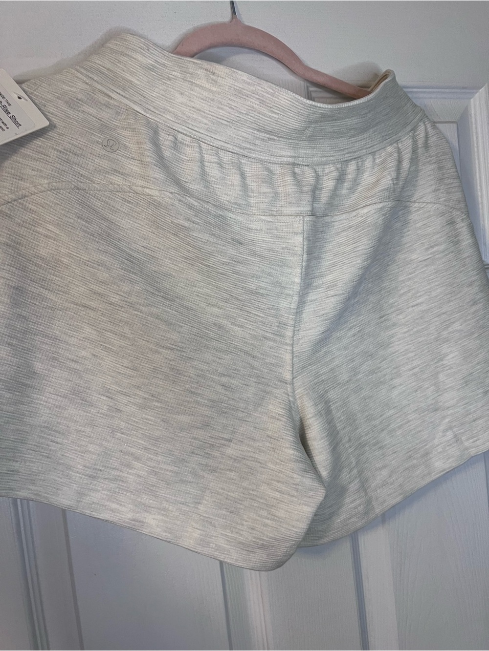 #848 NWT Lululemon Scuba HR Waffle Shorts 5” Heathered Light Ivory M - Picture 3 of 4